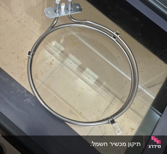 גוף חימום עגול עם חיבורים חשמליים